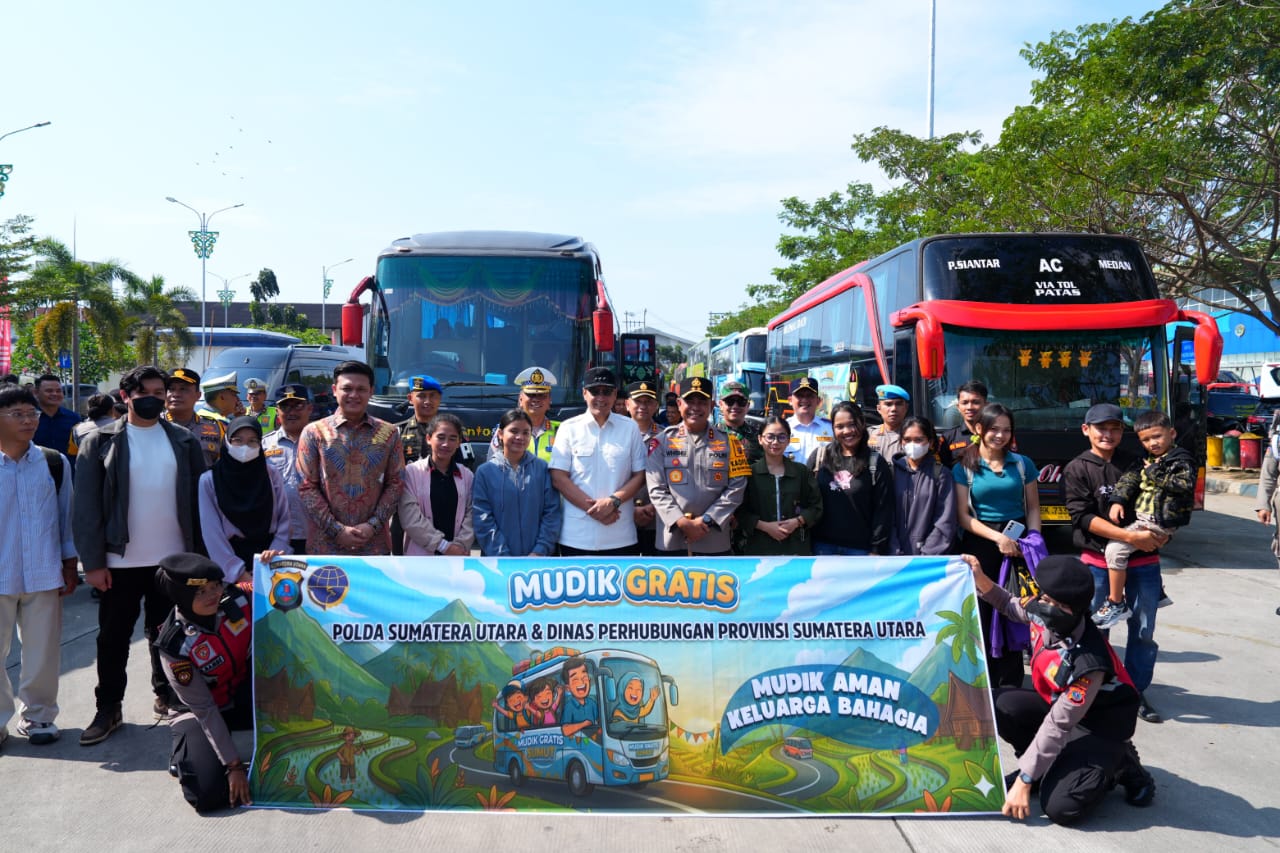 Kapolda Sumut Whisnu Hermawan melepas ratusan pemudik dalam program Mudik Gratis Presisi 2026 di Terminal Amplas, Medan.