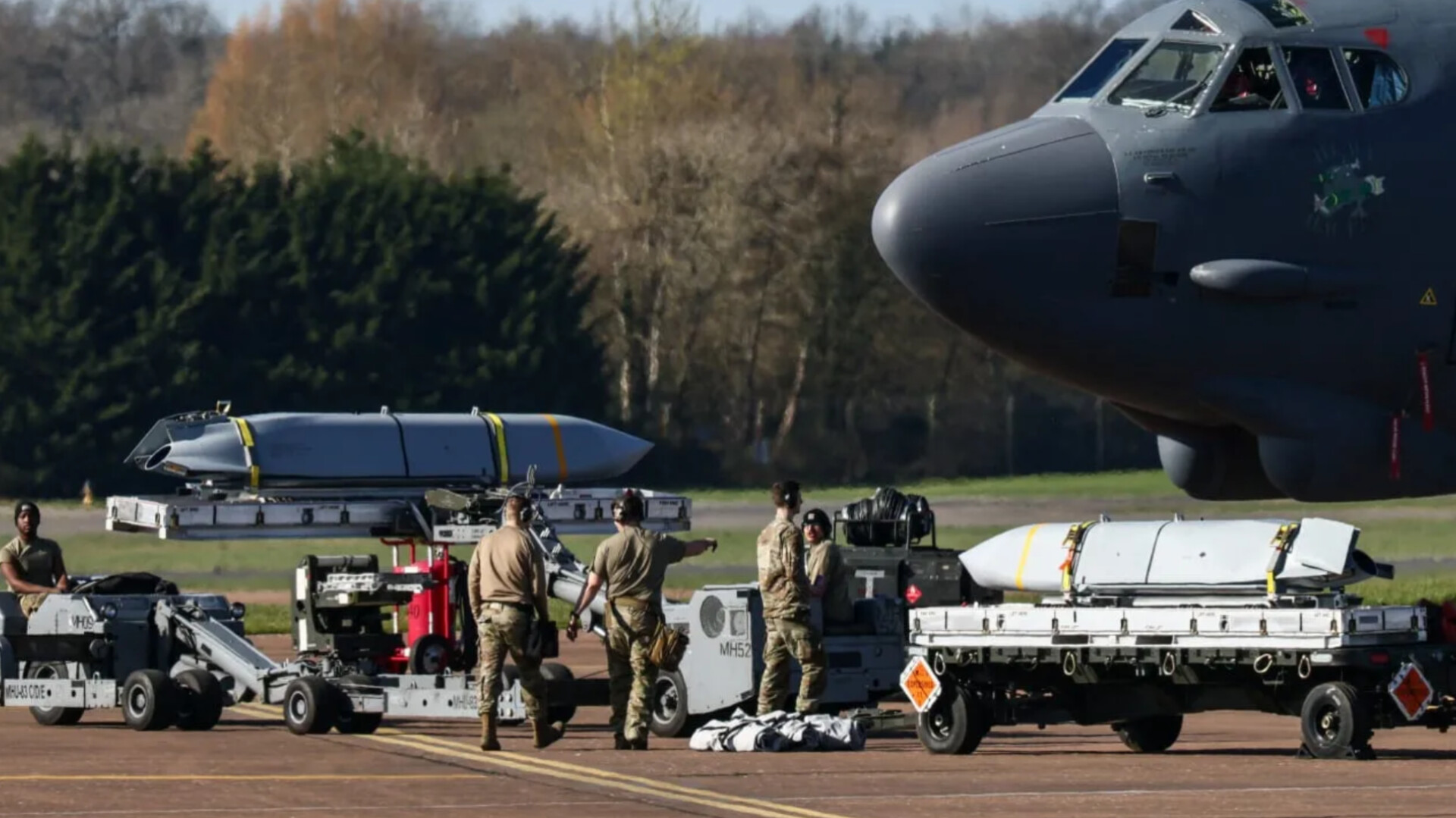 Personel Angkatan Udara AS memuat rudal jelajah ke pesawat B-52 di pangkalan RAF Fairford, Inggris, di tengah eskalasi konflik dengan Iran.