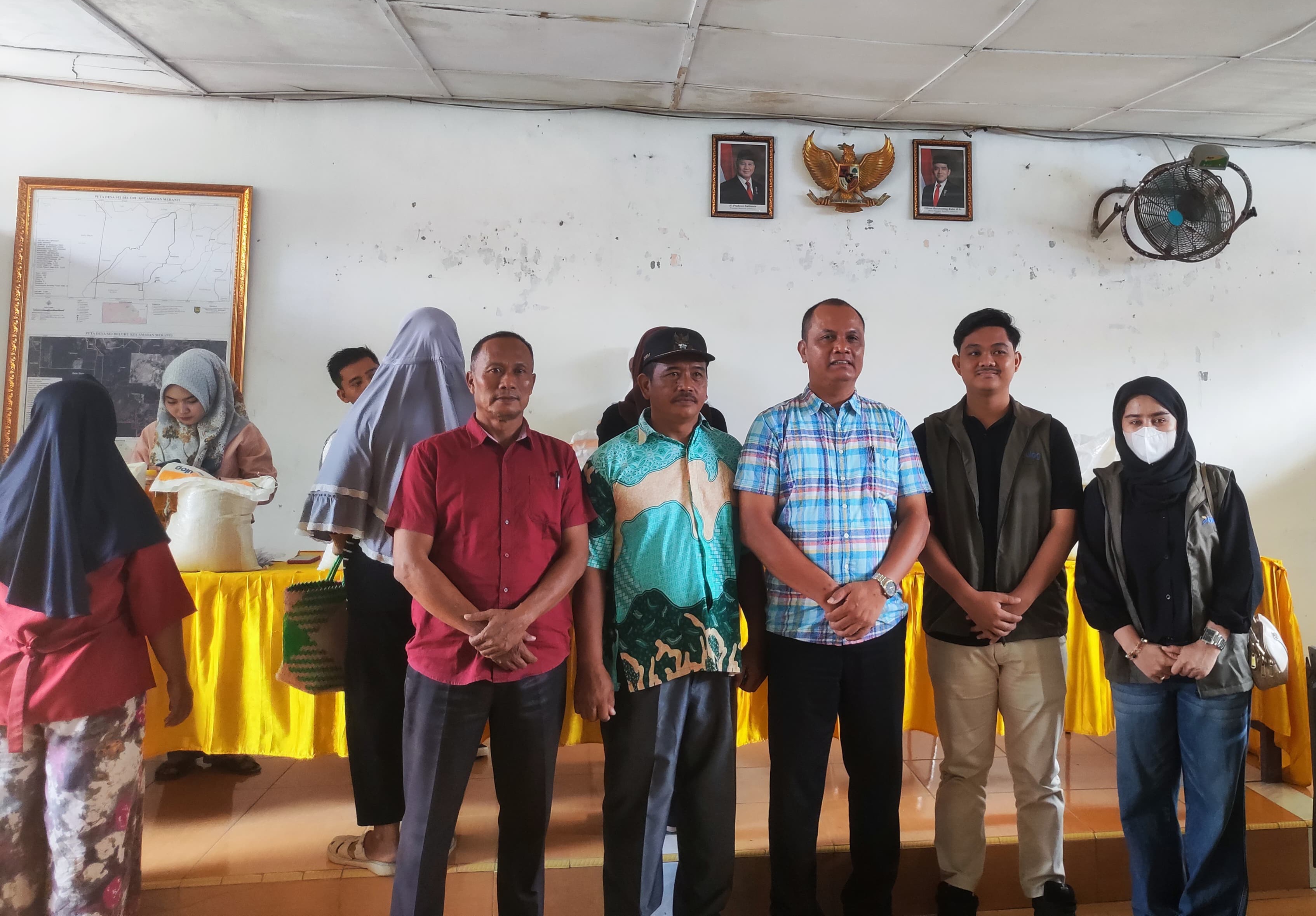 Pimpinan BULOG Kancab Asahan Zairi Yuriadi menunjukkan stok beras bantuan pangan yang didistribusikan kepada masyarakat jelang Idulfitri 2026.