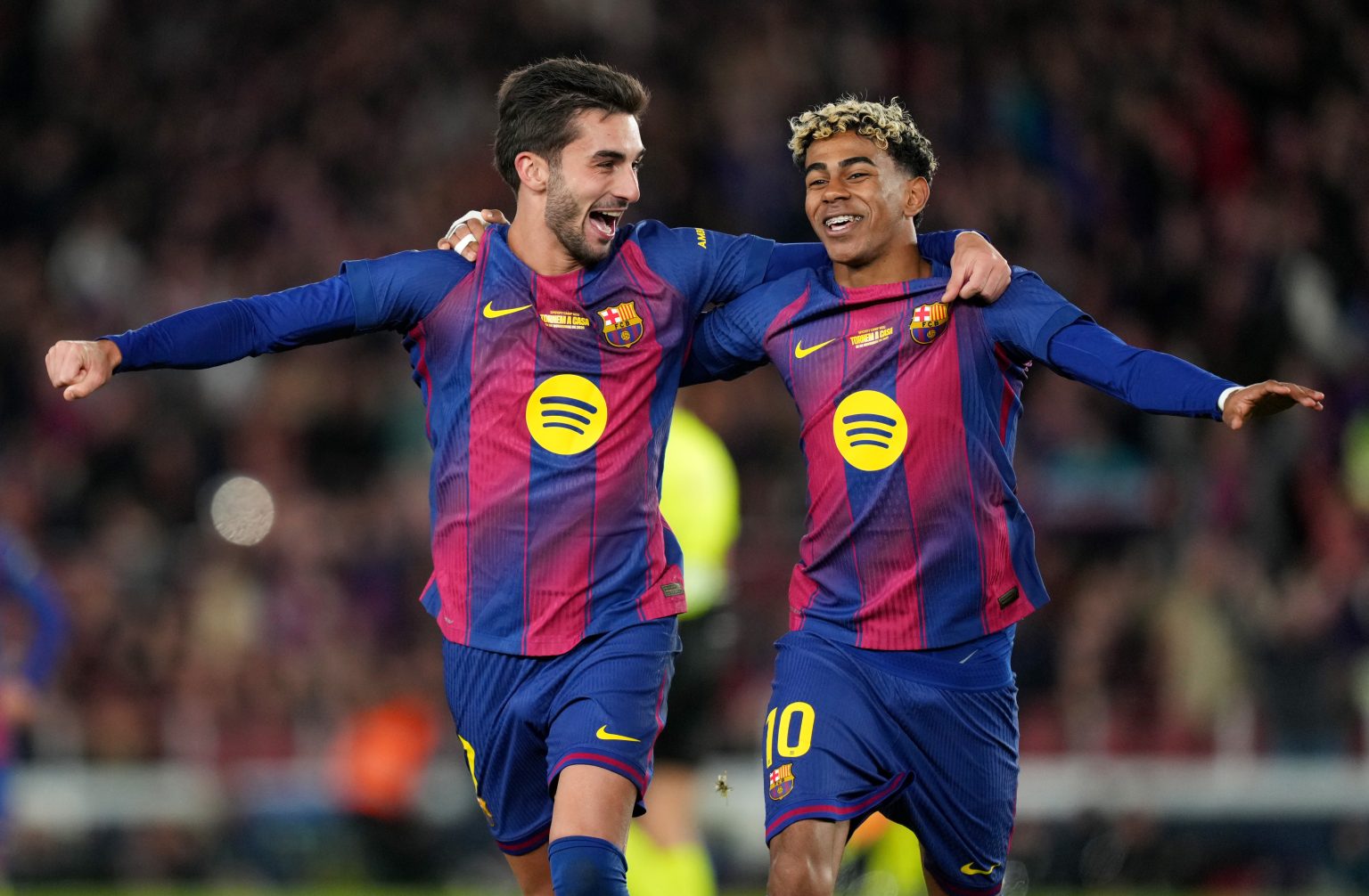 Pemain Barcelona merayakan gol ke gawang Newcastle United dalam laga 16 besar Liga Champions di Camp Nou yang berakhir 7-2.