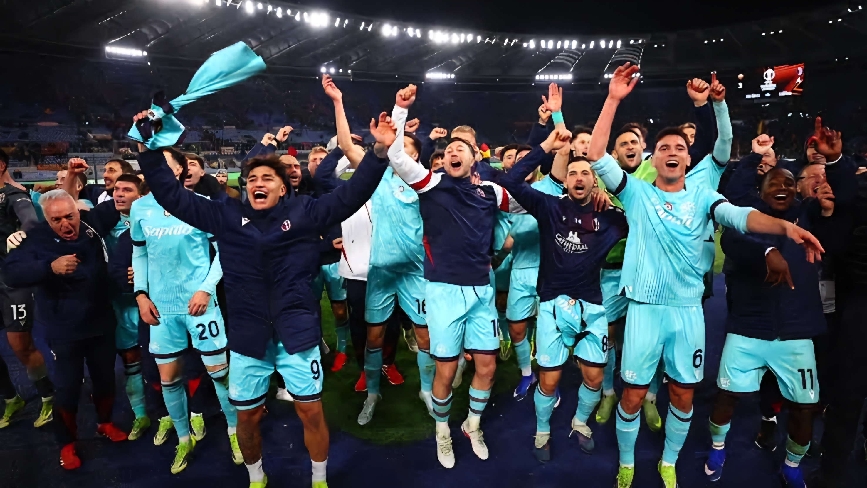 Pemain AS Roma dan Bologna merayakan kemenangan dalam laga 16 besar Liga Europa di Stadion Olimpico yang berakhir dramatis hingga babak tambahan waktu.