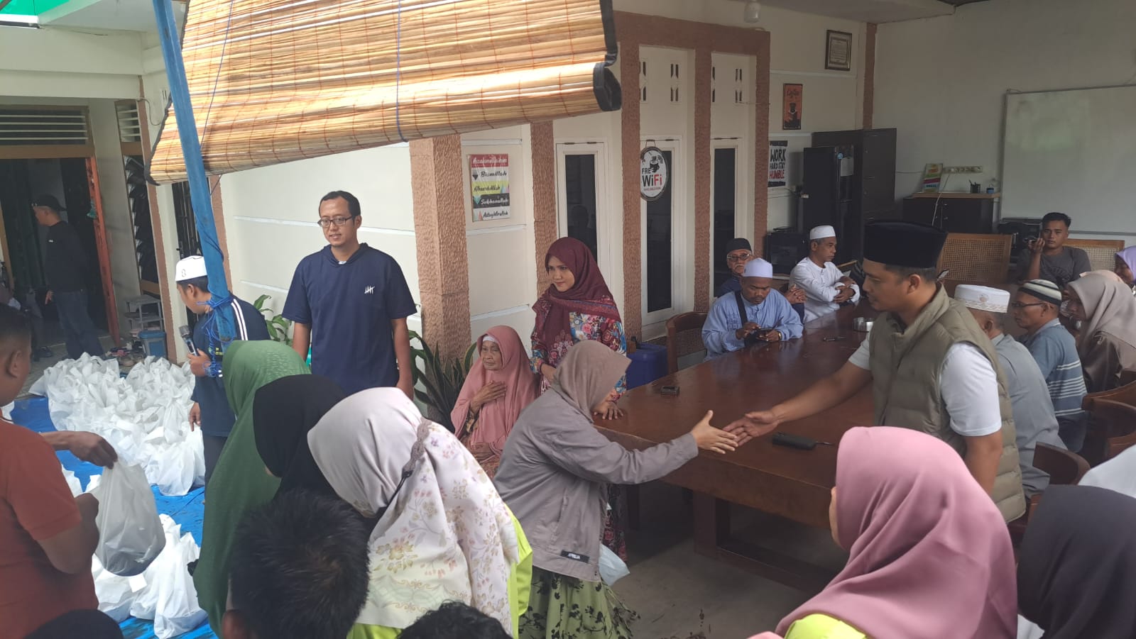 AKBP Yasir bersama keluarga menyalurkan zakat di Siborang, Padangsidimpuan Selatan, Kota Padangsidimpuan, Kamis (19/3/2026). (Samman/MetroDaily)