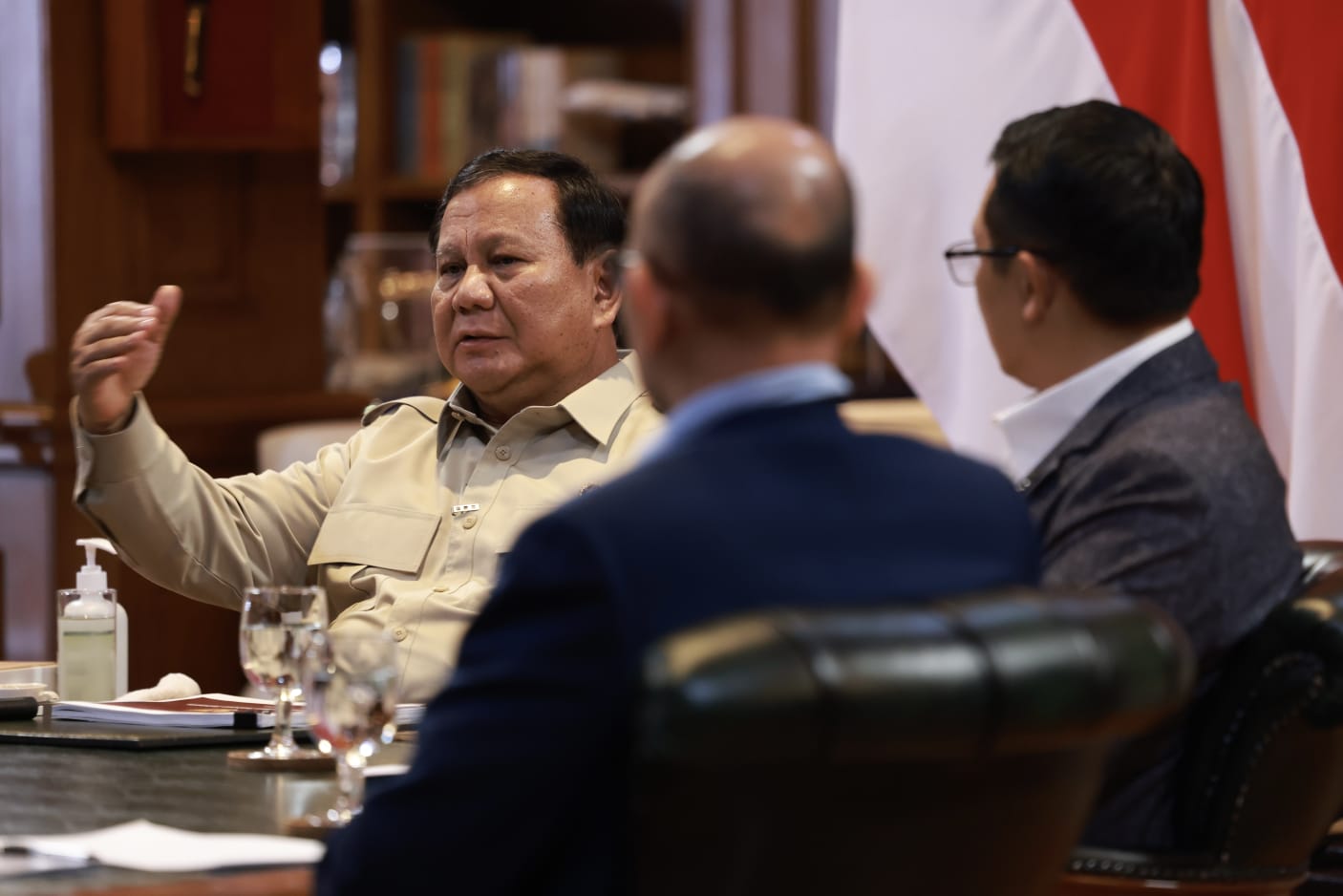Presiden RI Prabowo Subianto menyampaikan keterangan kepada awak media terkait evaluasi program Makan Bergizi Gratis (MBG), termasuk penghentian sementara lebih dari 1.000 dapur yang tidak memenuhi.