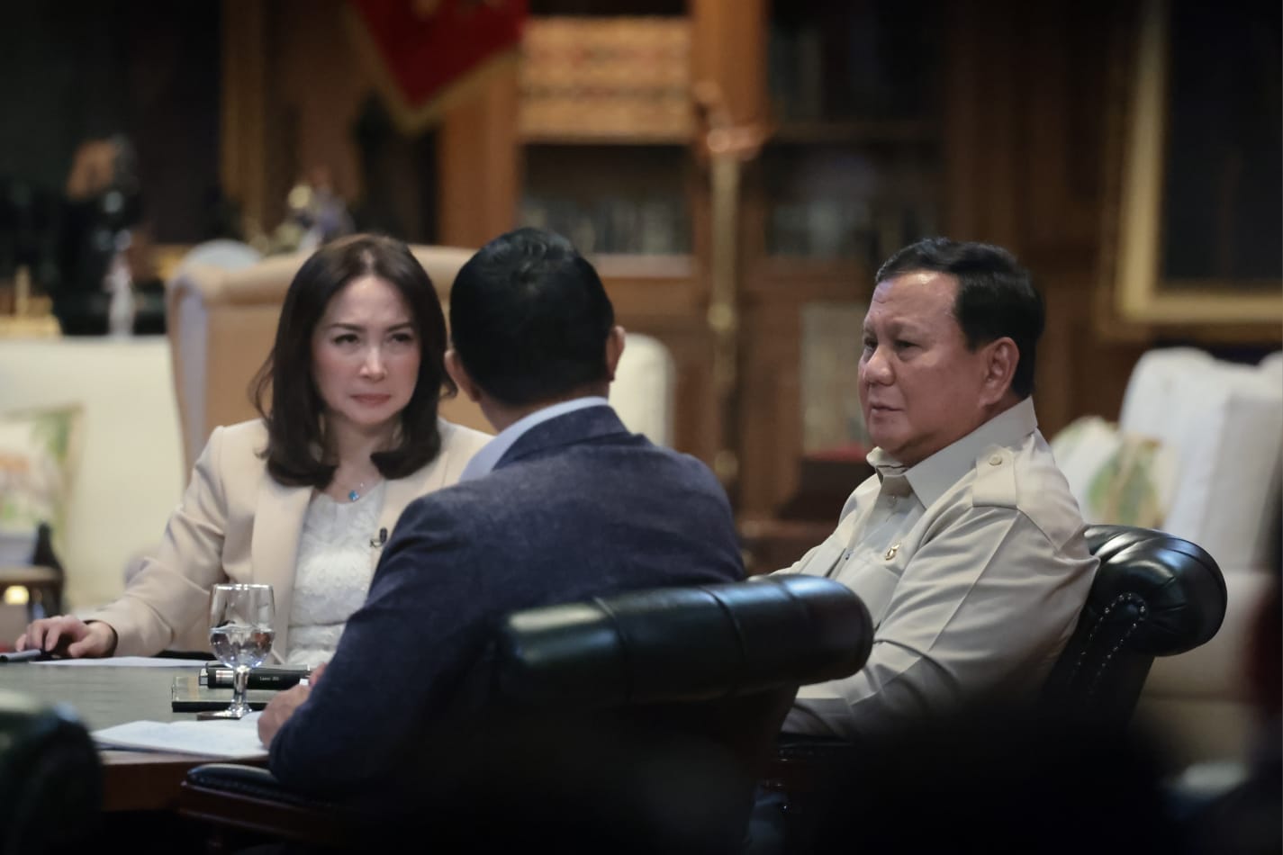 Presiden RI Prabowo Subianto menyampaikan keterangan kepada media terkait efisiensi belanja daerah, termasuk sorotan terhadap pembelian mobil dinas bernilai tinggi, di Hambalang, Bogor, Kamis (19/3/26