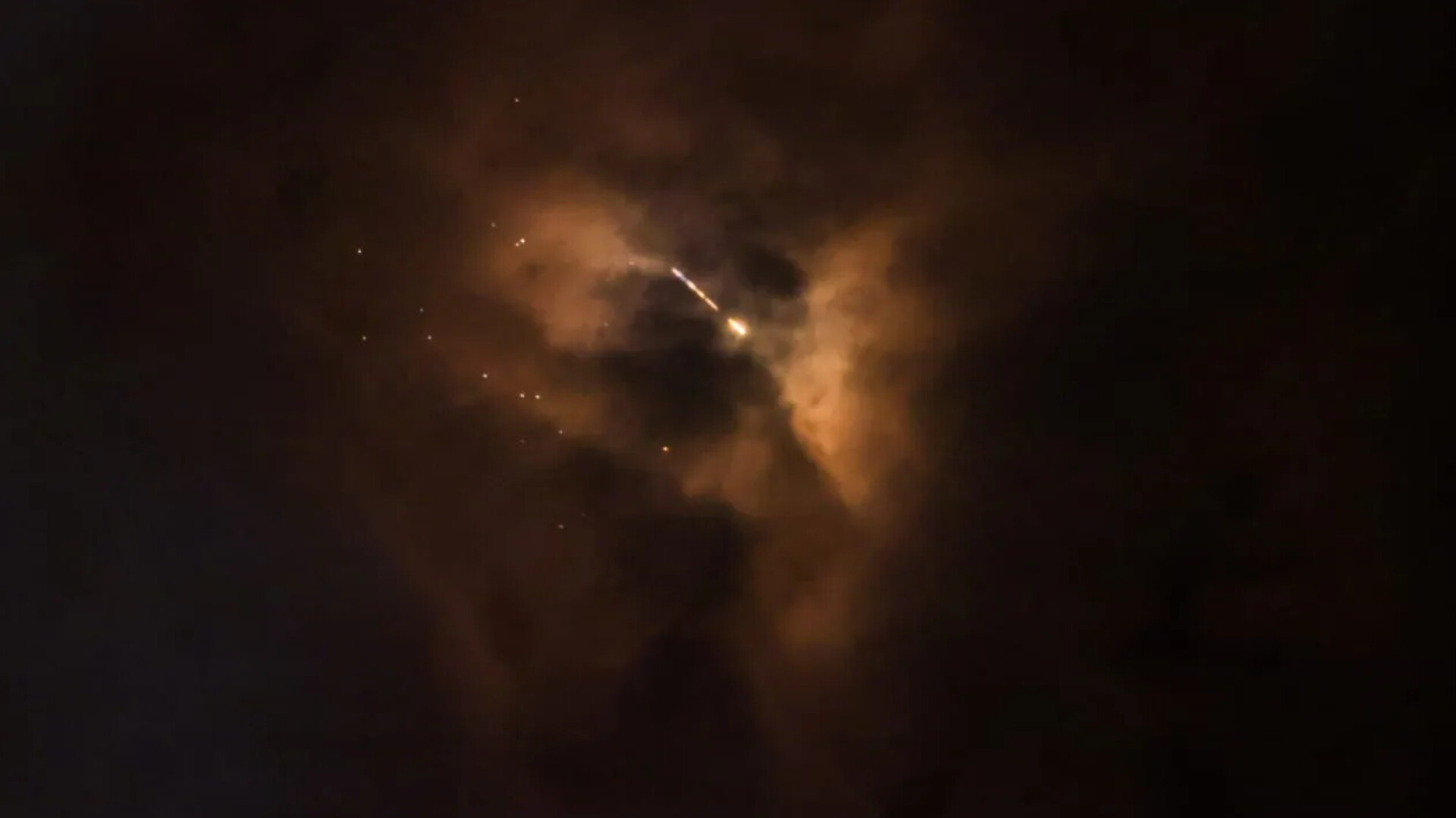 Sebuah rudal melintas di langit Yerusalem saat Iran melancarkan serangan ke Israel di tengah eskalasi konflik regional. 