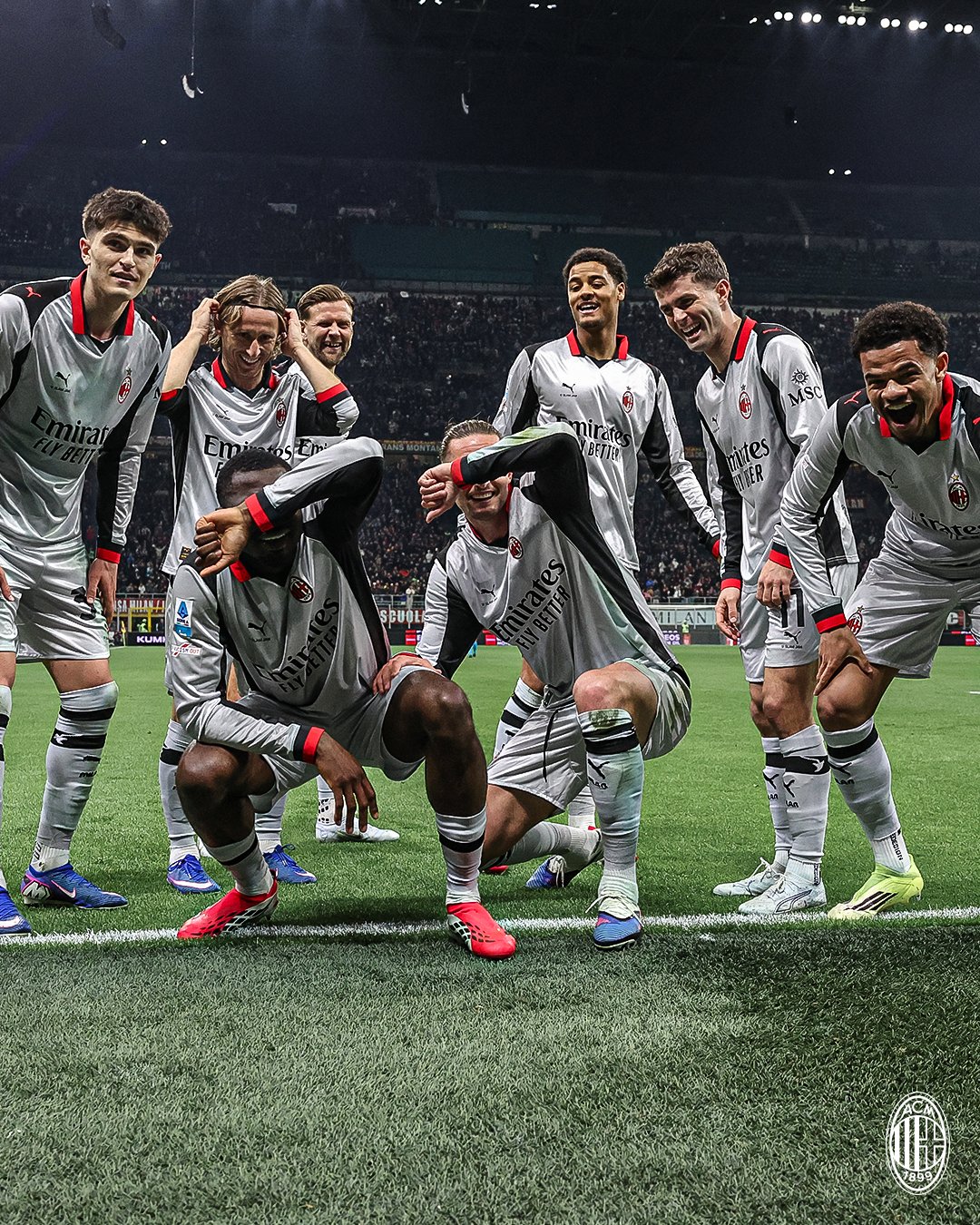 Pemain AC Milan merayakan gol saat menghadapi Torino dalam lanjutan Serie A 2025/26. Kemenangan ini menjaga peluang Milan dalam perburuan gelar.