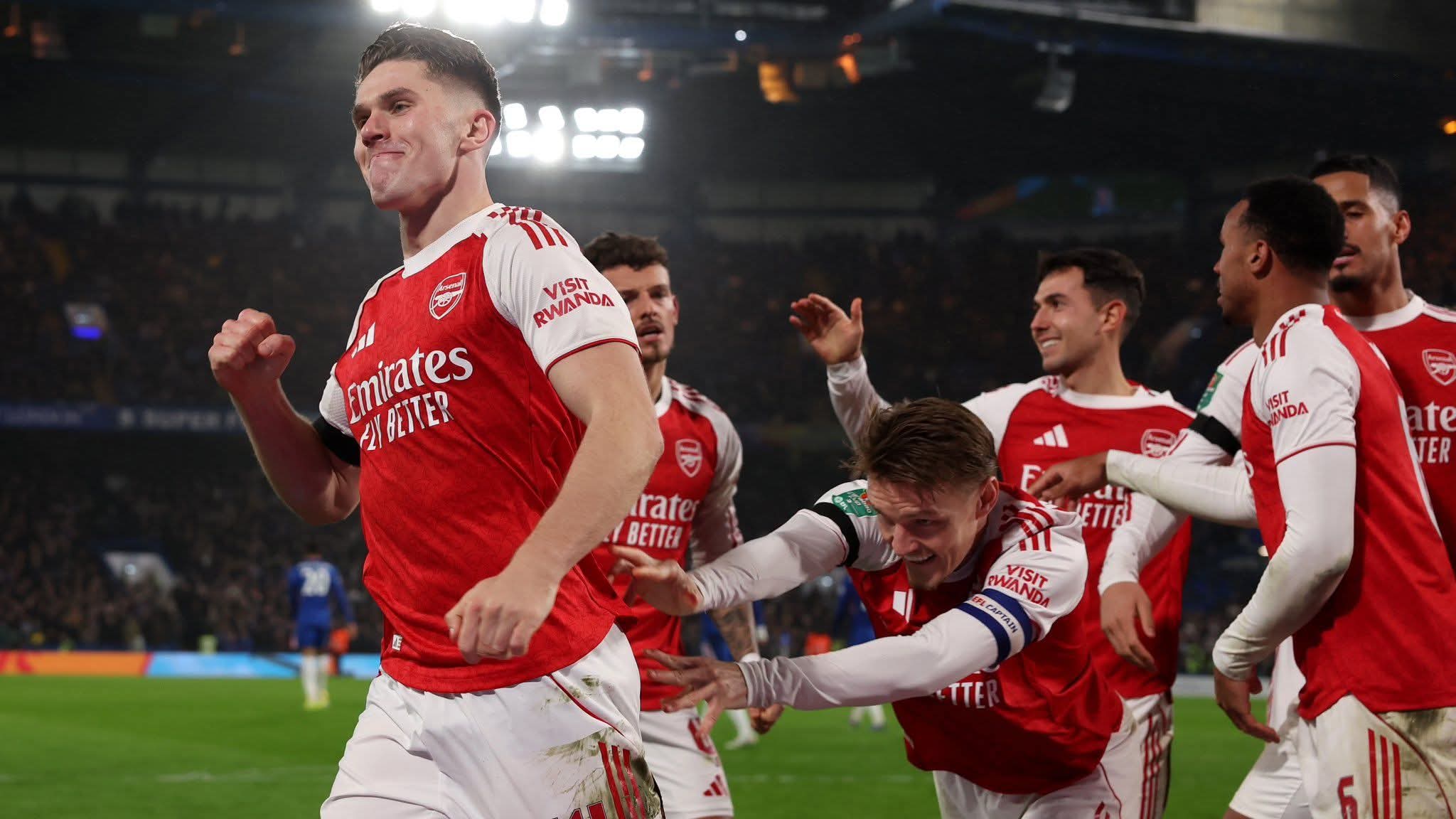 Pemain Arsenal merayakan gol.