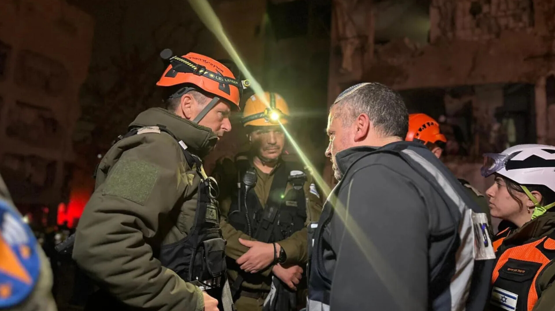 Komandan Komando Pertahanan Dalam Negeri Israel, Shai Klapper, meninjau lokasi dampak serangan rudal Iran di Arad, 21 Maret 2026.