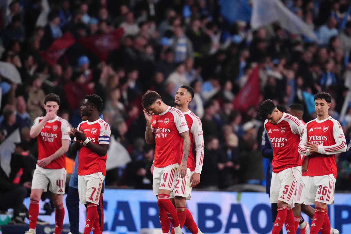 Pemain Arsenal tertunduk usai kalah melawan Manchester City dalam final Carabao Cup di Wembley Stadium, Minggu (22/3/2026) malam WIB.