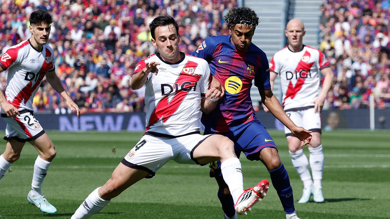 Pemain Barcelona dan pemain Rayo Vallecano dalam laga Liga Spanyol di Camp Nou, Minggu (22/3/2026) malam WIB.
