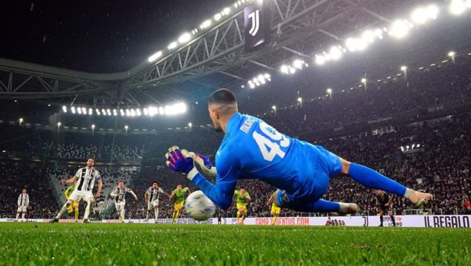 Penalti Manuel Locatelli yang gagal mewarnai hasil seri Juventus saat melawan Sassuolo. 