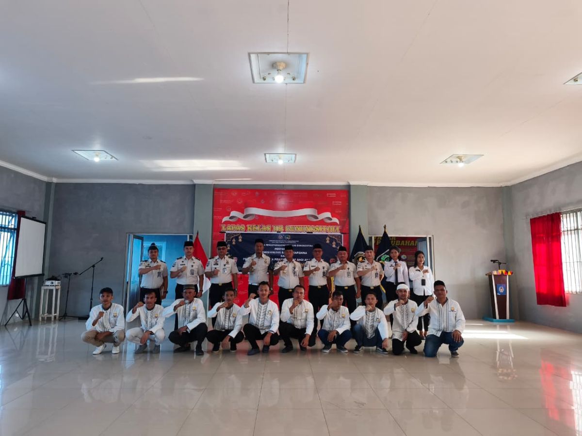 Kepala Lapas Kelas IIB Gunungsitoli, Sumatera Utara, Sahat Bangun dan Jajaran Pegawai, Foto Bersama Dengan Warga Binaan Penerima Remisi Khusus Idulfitri.