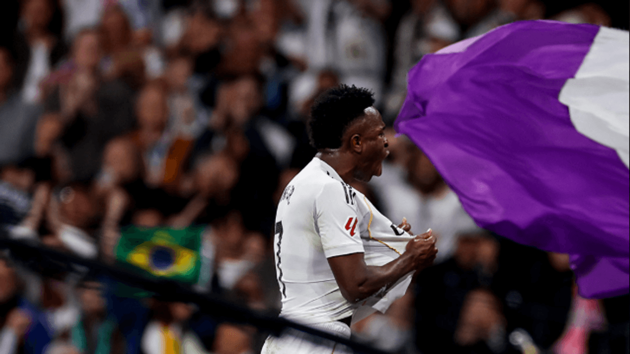 Penyerang Real Madrid Vinicius Junior merayakan gol ke gawang Atletico Madrid dalam laga derby LaLiga di Santiago Bernabeu, Senin (23/3/2026) dini hari WIB.