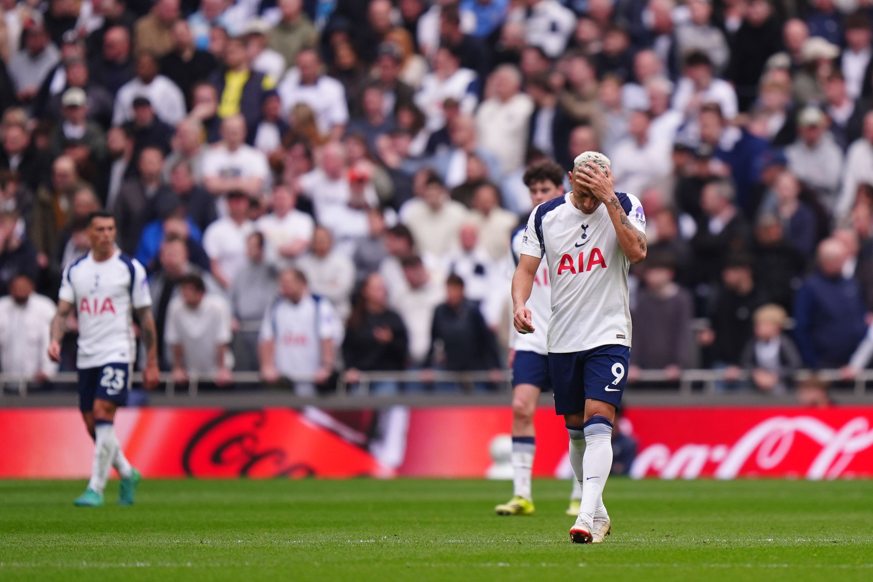 Pemain Tottenham Hotspur tertunduk usai kalah dalam laga Liga Inggris di Tottenham Hotspur Stadium, Minggu (22/3/2026) malam WIB.