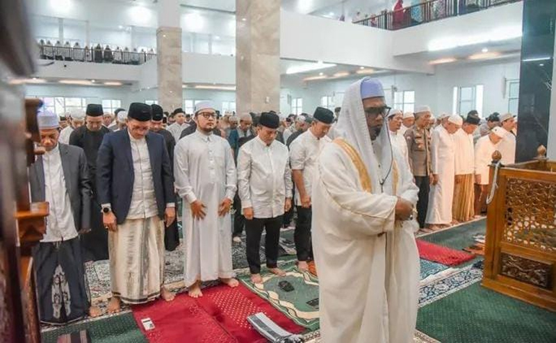 Wali Kota Padangsidimpuan, Dr. H. Letnan Dalimunthe, bersama Sekda, H. Rahmat Marzuki Nasution dan ribuan masyarakat melaksanakan Sholat Idul Fitri 1447 Hijriah.