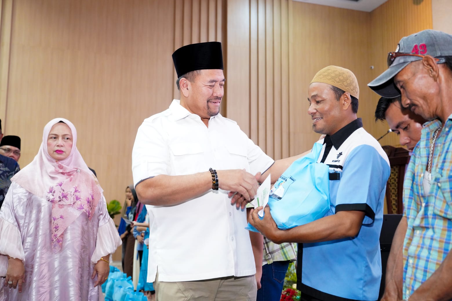 Bupati Batu Bara Baharuddin Siagian menyerahkan santunan kepada anak yatim dan tukang becak dalam acara buka puasa bersama.