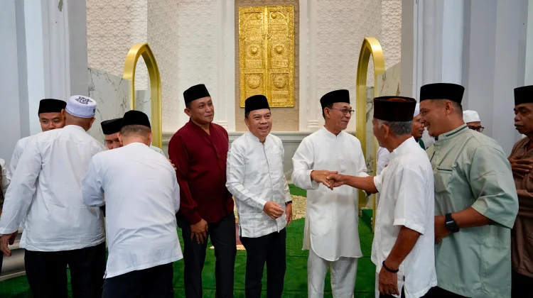 Bupati Tapanuli Selatan Gus Irawan Pasaribu menyalami jamaah usai Salat Idulfitri di Masjid Syahrun Nur, Sipirok.