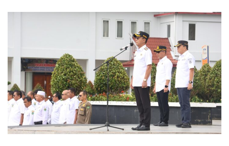 Bupati Tapsel Gus Irawan Pasaribu menerima ucapan selamat Hari Raya Idul Fitri dari para pegawai.