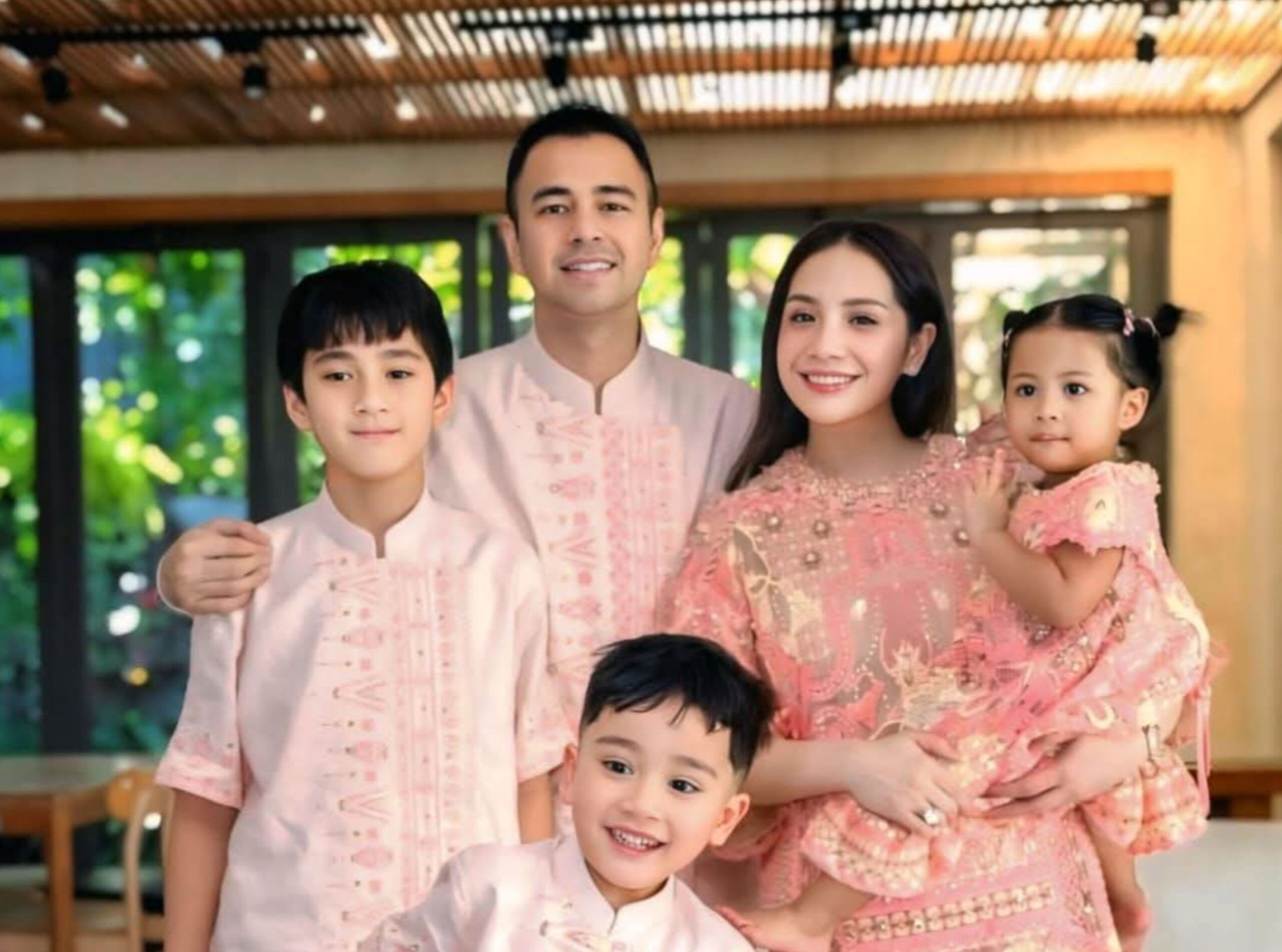 Nagita Slavina menggendong bayi yang sempat dikira anak angkat. Ia menegaskan hanya menjadi pengasuh sementara sebelum bayi masuk yayasan.