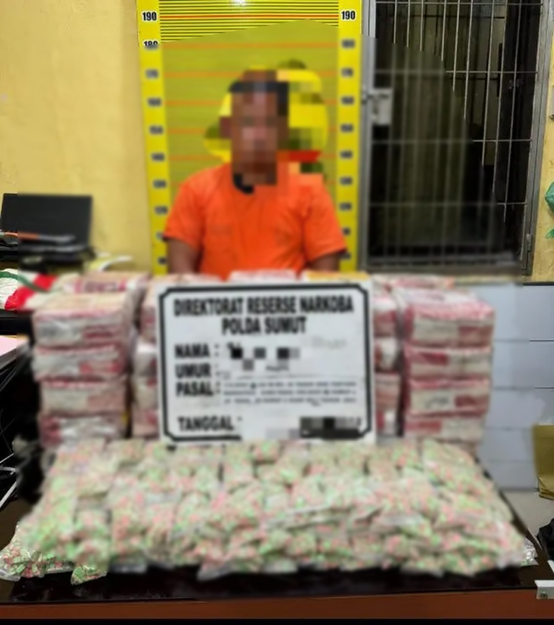 Tersangka dan barang bukti.