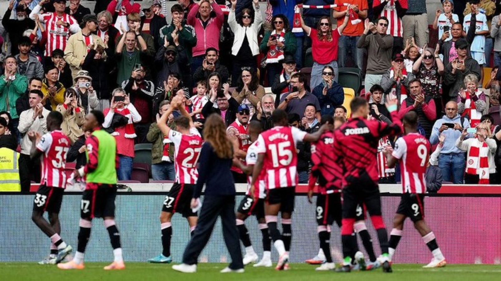 Pemain Brentford FC saat bertanding di Premier League. Dua pemain klub tersebut dipuji setelah menyelamatkan korban pengeroyokan di London.