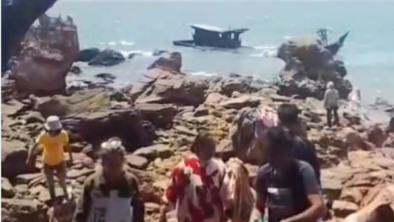Petugas mengevakuasi wisatawan yang terdampar setelah kapal karam di perairan Pulau Salah Namo, Kabupaten Batu Bara.