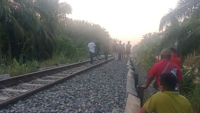 Perlintasan rel KM 32 lintasan Teluk Dalam&ndash;Pulau Raja, lokasi pemuda tertabrak kereta api di Asahan.