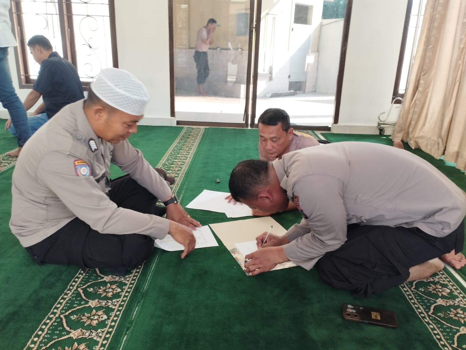 Personel Polres Tanjungbalai saat mengikuti kegiatan pengumpulan zakat fitrah di Mapolres.