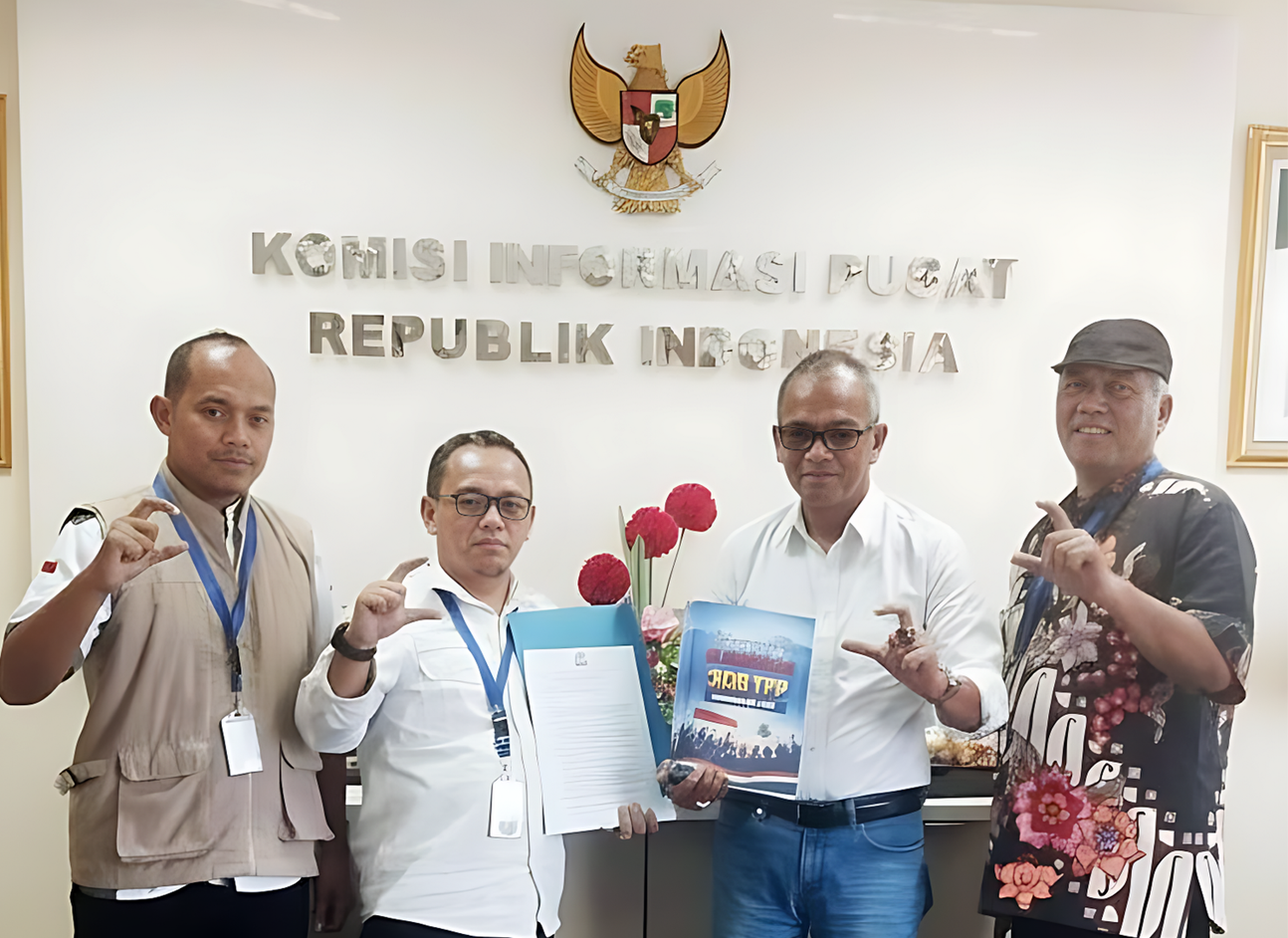 Relawan Pendamping Desa Nusantara saat konsultasi pengaduan di Kantor Komisi Informasi Pusat terkait kontrak TPP.