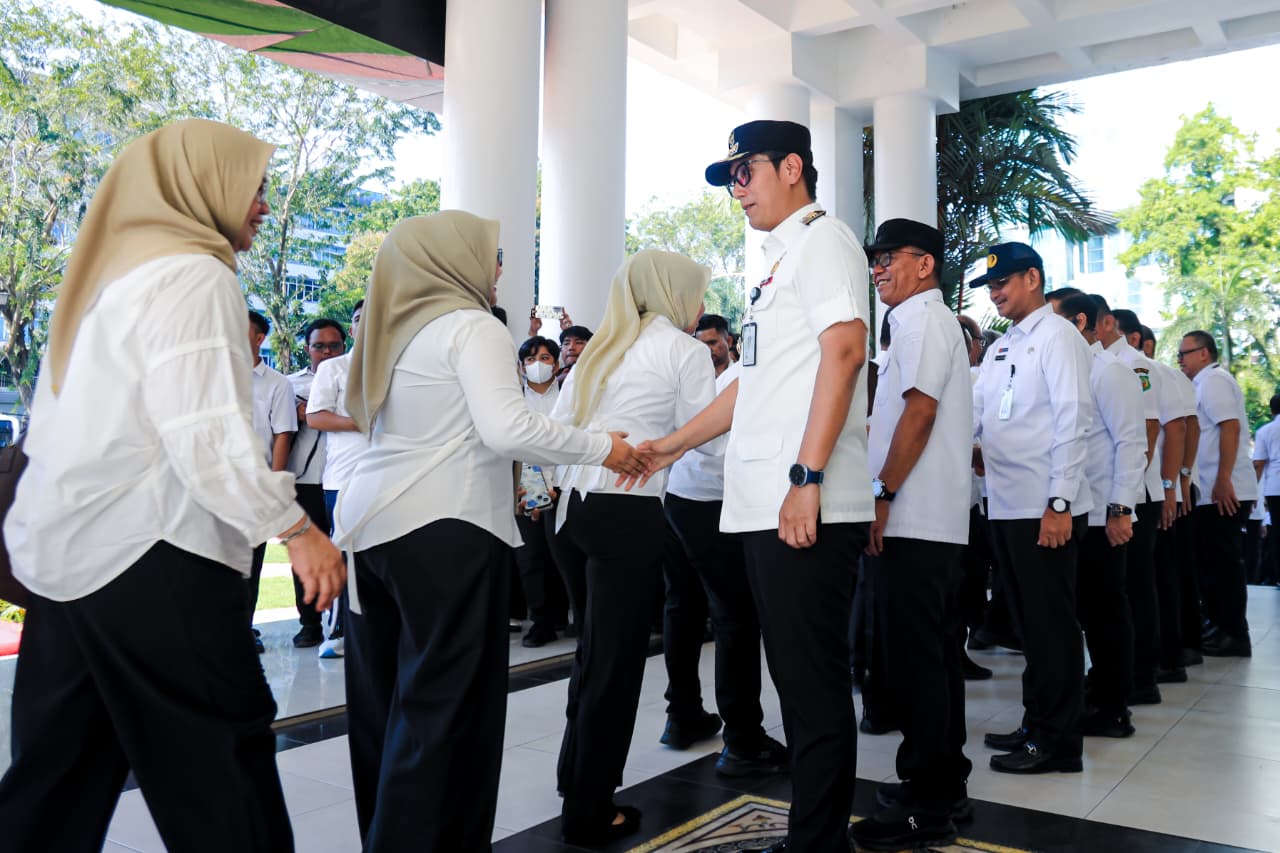 Wali Kota Medan Rico Waas memimpin apel perdana pasca-Idulfitri 1447 H di Kantor Wali Kota Medan, Rabu (25/3/2026), sekaligus menginstruksikan ASN meningkatkan pelayanan publik.