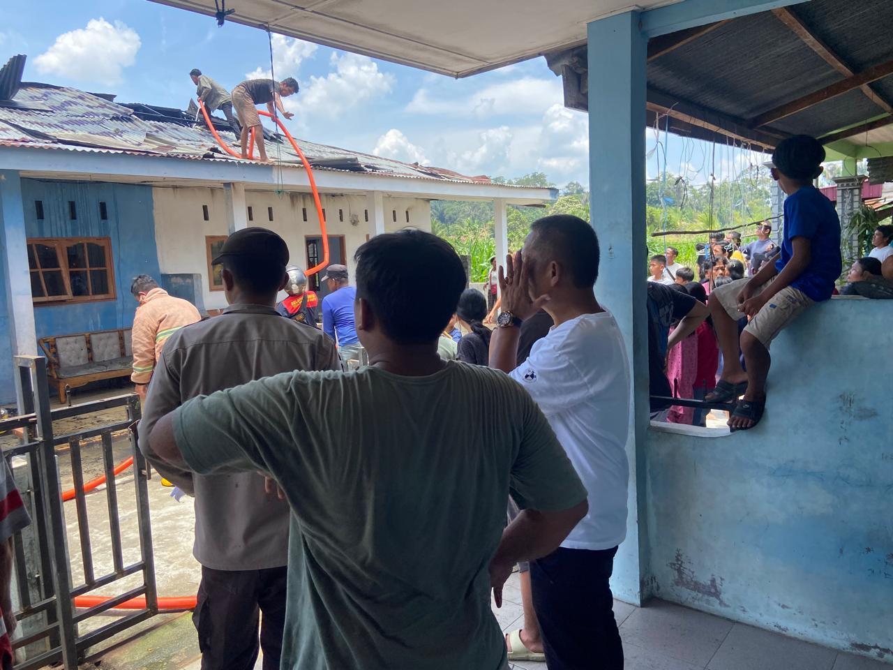 Tiga unit rumah kontrakan di Simalungun hangus terbakar diduga akibat korsleting listrik, Selasa (17/3/2026).