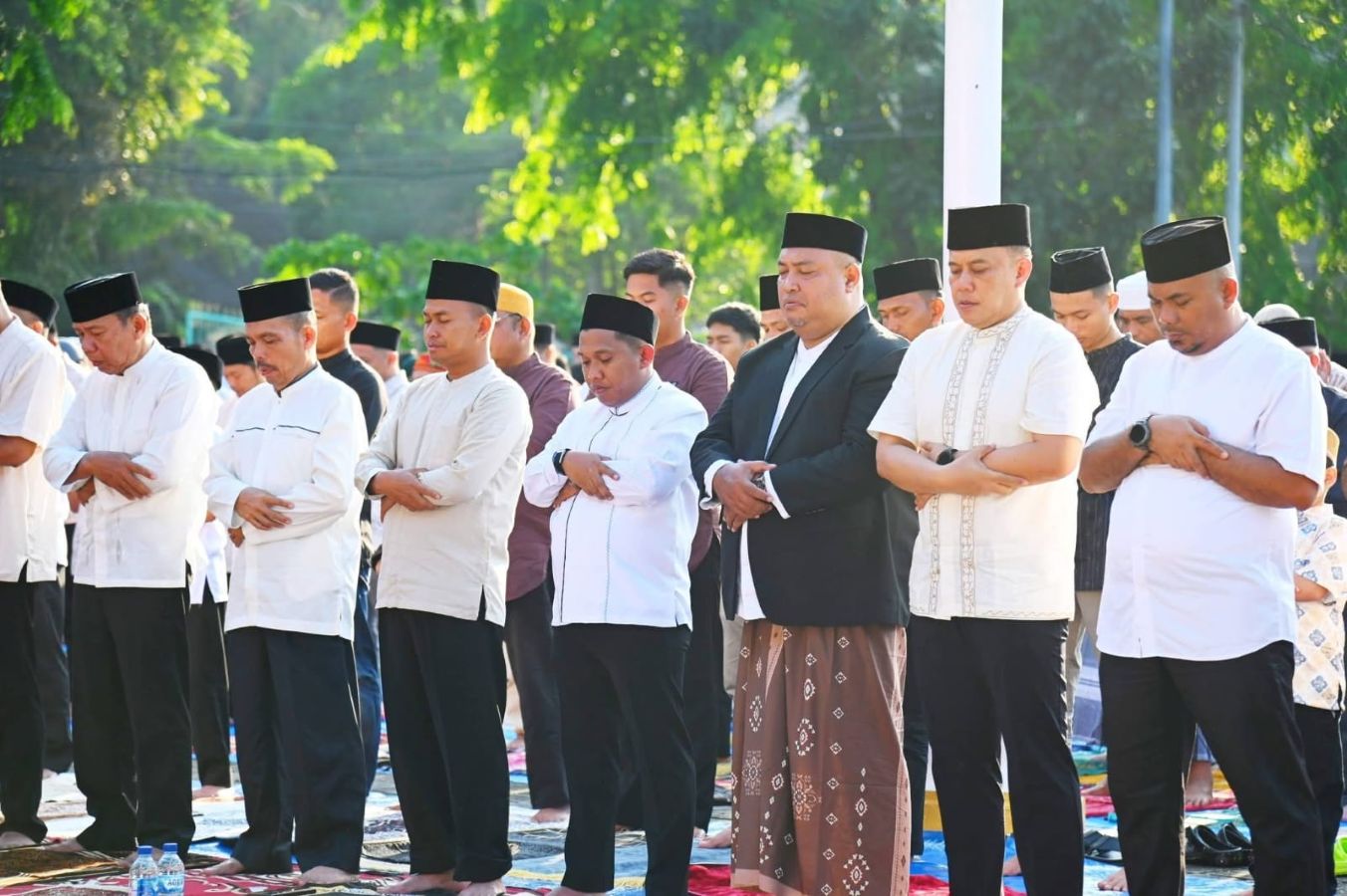 Wali Kota Sibolga Akhmad Syukri Nazry Penarik melaksanakan Sholat Idulfitri bersama ribuan warga di Lapangan Simaremare.