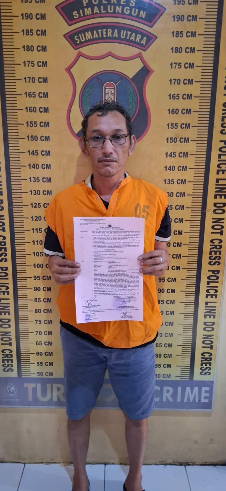 Tersangka Jantuahman Purba dalam kasus dugaan korupsi dana BUMNag Rp533 juta yang kini dilimpahkan ke Kejari Simalungun.
