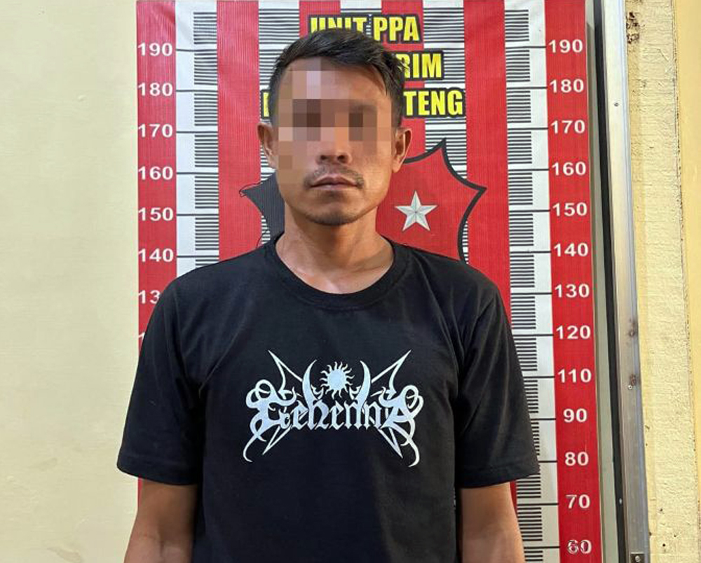 Tersangka PS saat menjalani pemeriksaan di Mapolres Tapanuli Tengah terkait dugaan kekerasan seksual terhadap remaja.