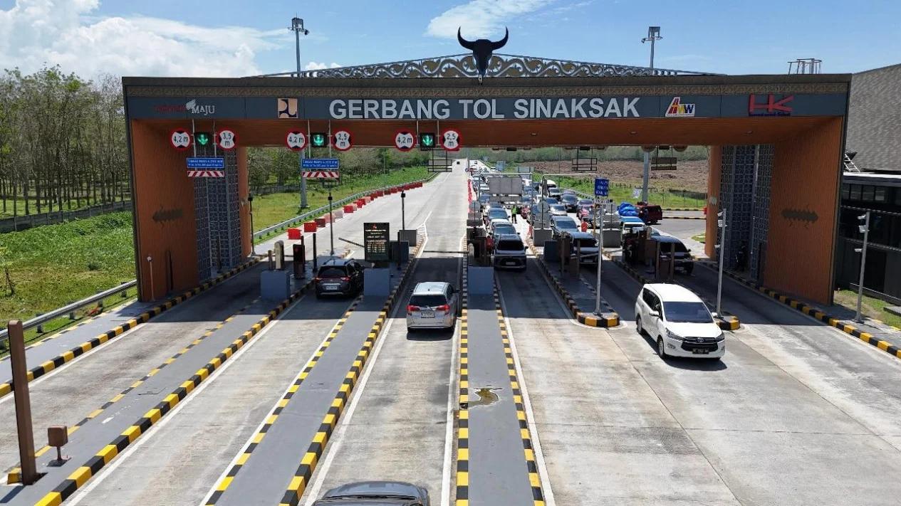Gerbang Tol Sinaksak dipadati kendaraan saat arus Lebaran 2026 dengan lonjakan trafik hampir 200 persen dibanding hari normal.