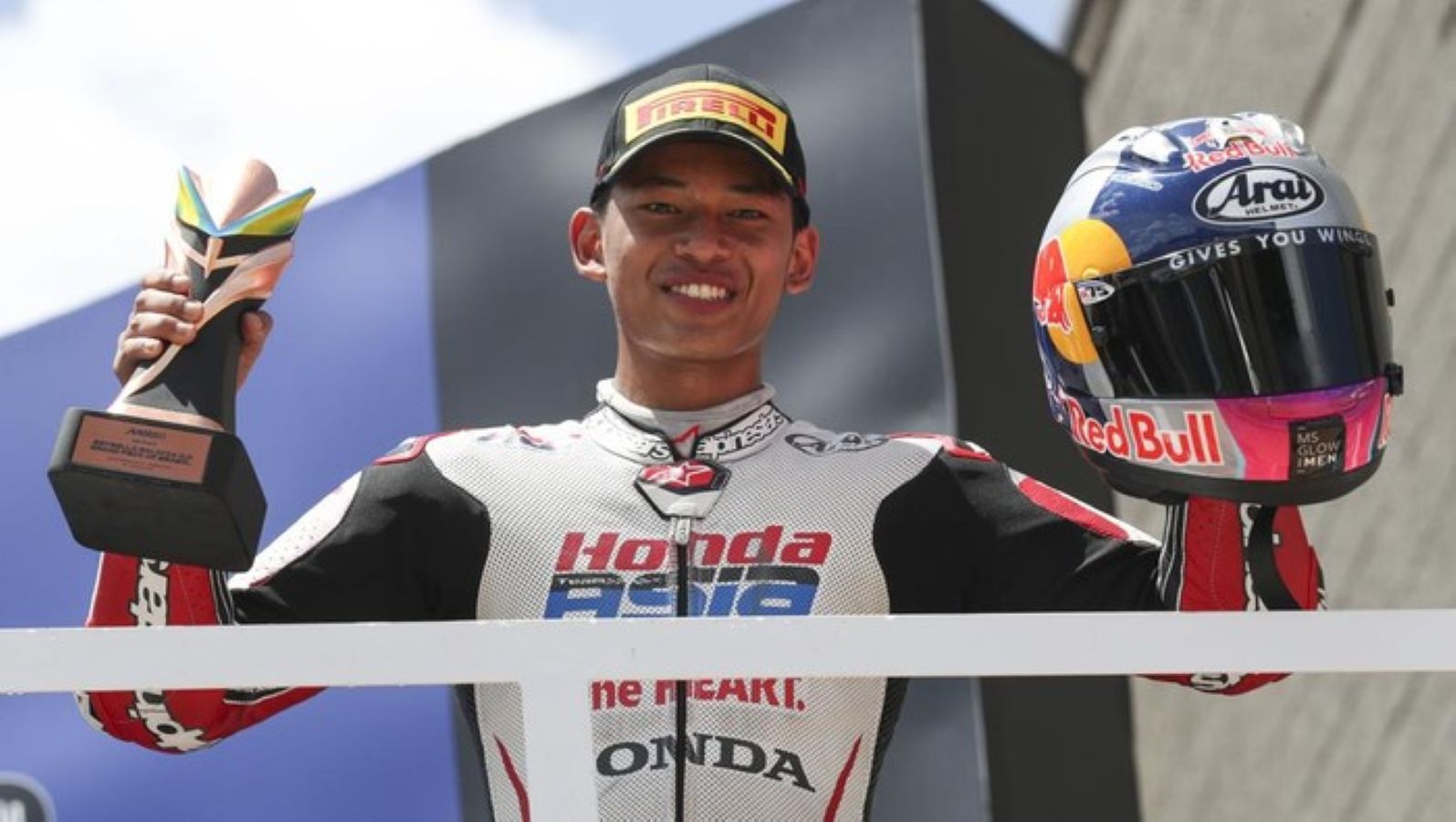 Veda Ega Pratama saat memacu motor di Moto3 Brasil 2026. Ia finis ketiga dan mencetak sejarah sebagai pebalap Indonesia pertama yang naik podium di Moto3.