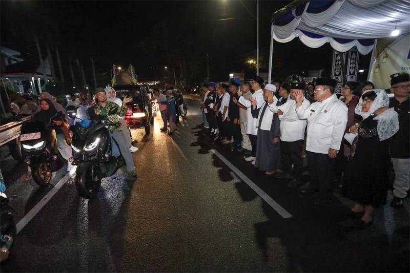 Wali Kota Pematangsiantar Wesly Silalahi SH MKn bersama Forkopimda melepas pawai takbir keliling menyambut Hari Raya Idul Fitri 1447 H.  &nbsp;