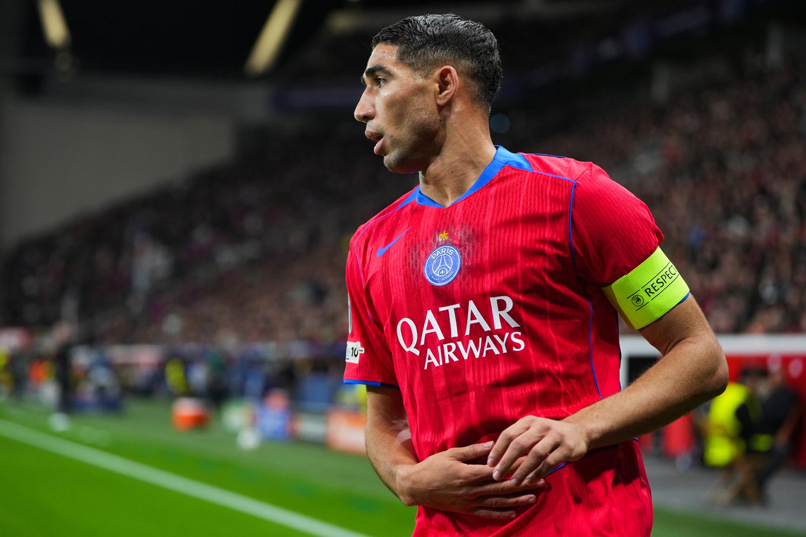 Achraf Hakimi merayakan gol bersama PSG, menegaskan komitmennya bertahan di klub di tengah rumor ke Real Madrid.