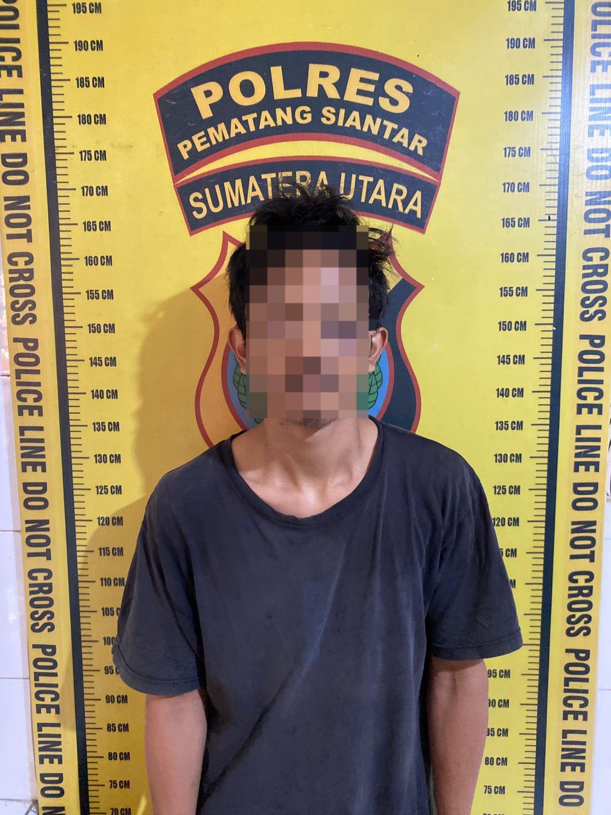 Pelaku pencurian gudang botot di Siantar Martoba diamankan polisi bersama sejumlah barang bukti hasil curian.