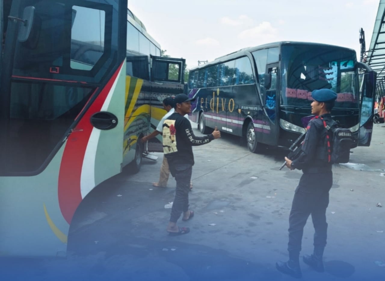 Teks Foto Personel Brimob Polda Sumut melakukan pemantauan arus penumpang di Terminal Amplas Medan saat arus balik Lebaran 2026.