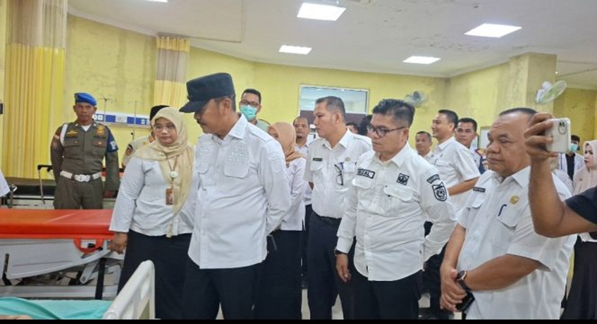 Bupati Mandailing Natal Saipullah Nasution meninjau langsung pelayanan di RSUD Panyabungan saat sidak hari pertama kerja usai Lebaran.