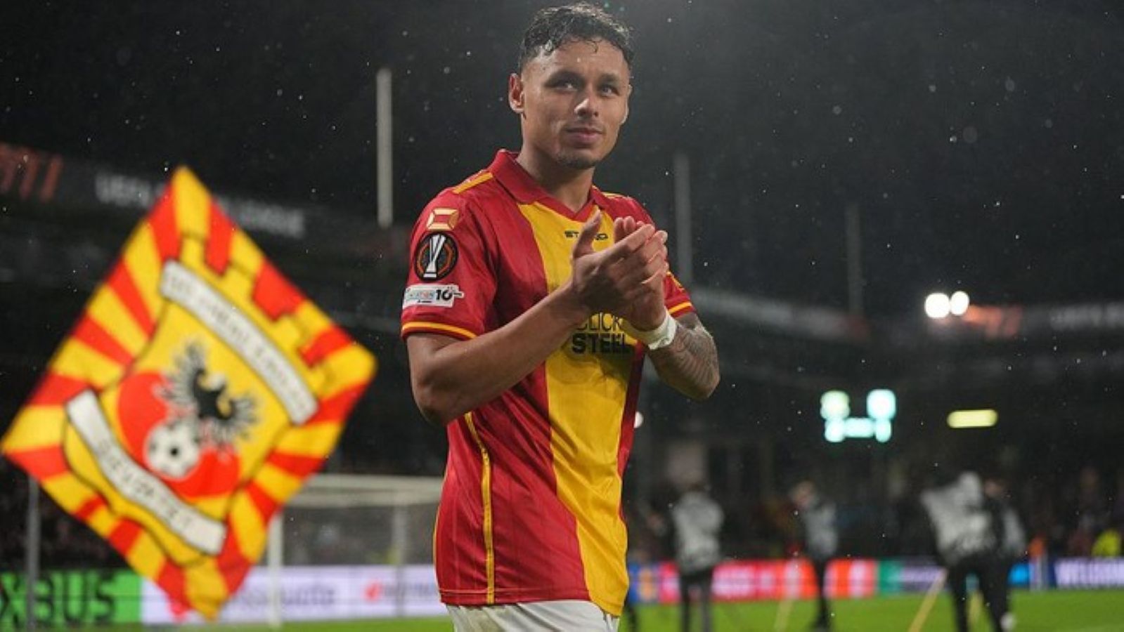 Dean James dan Nathan Tjoe-A-On menjadi sorotan di Belanda setelah status kewarganegaraan mereka dipermasalahkan usai tampil bersama klub masing-masing.