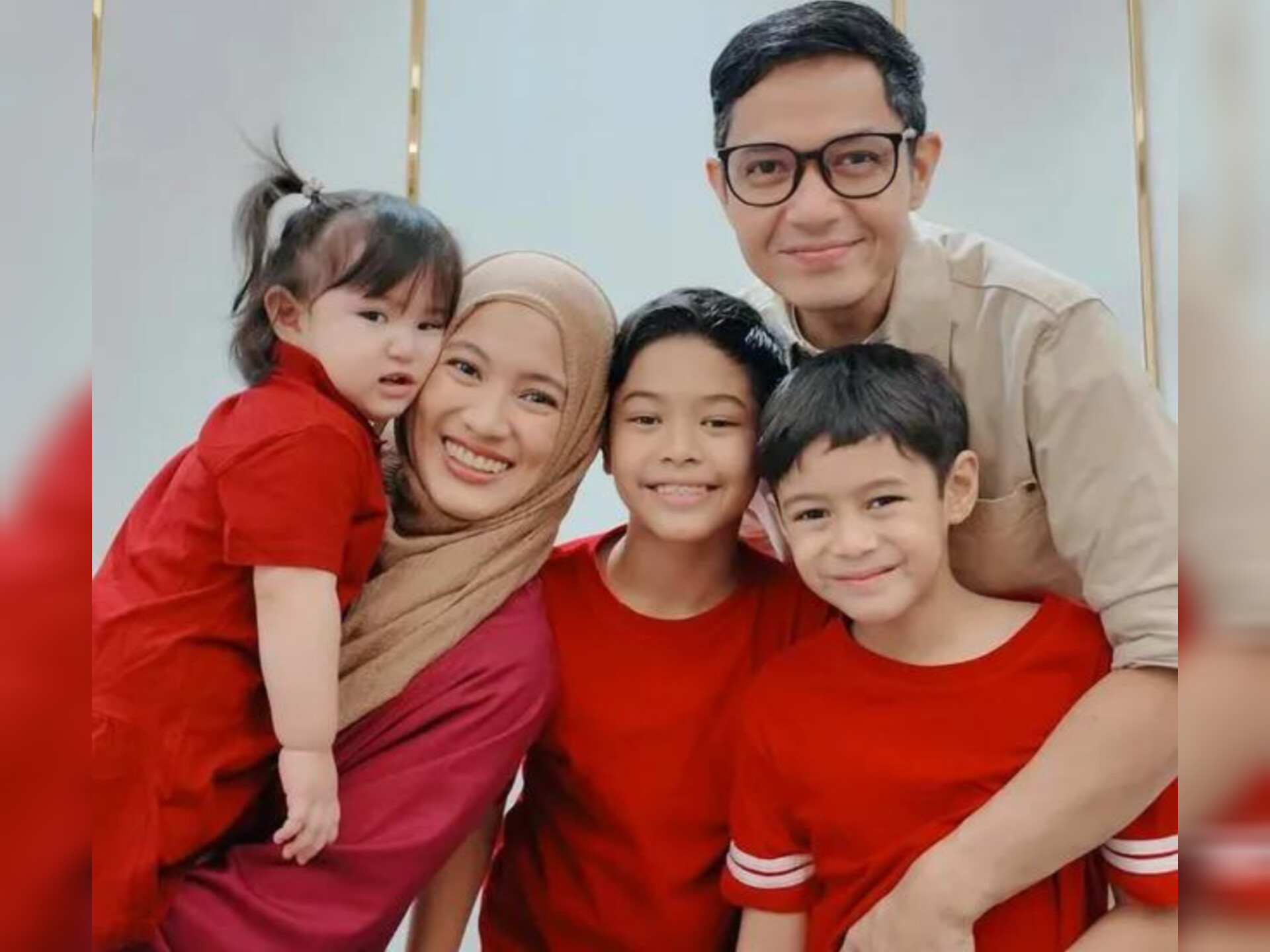 Dude Harlino dan Alyssa Soebandono menyiapkan hadiah untuk anak-anak mereka yang berhasil menjalankan puasa penuh selama Ramadan.