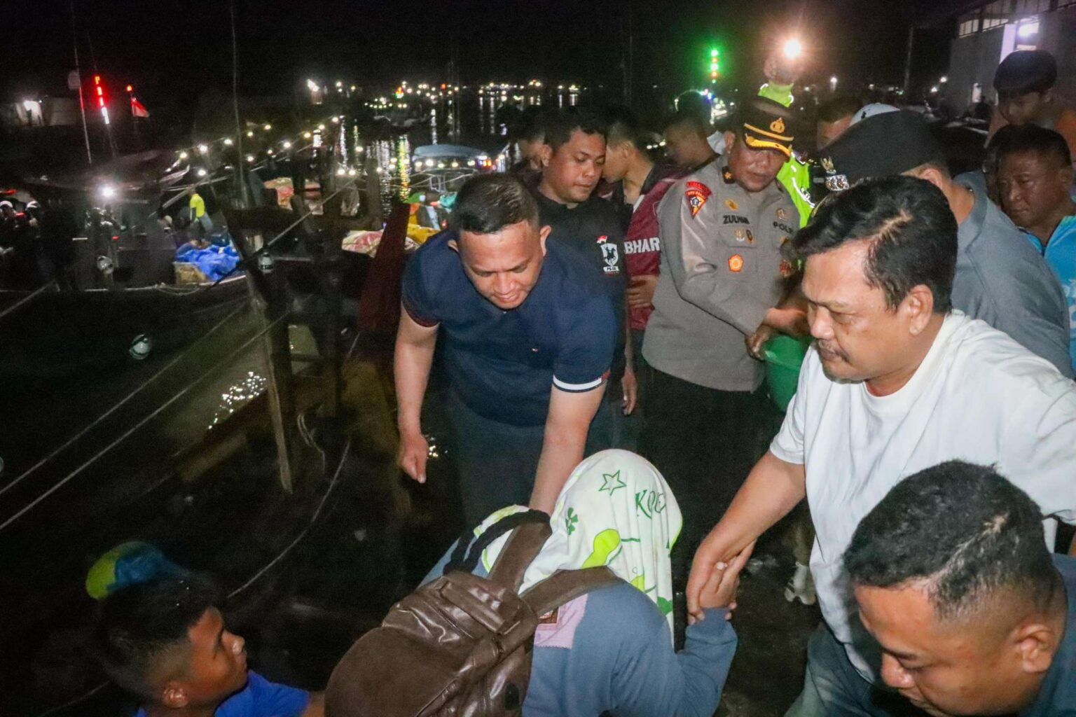 Puluhan penumpang korban kapal karam di Pulau Salah Namo tiba dan disambut petugas di Pelabuhan Tanjung Tiram usai dievakuasi dini hari.