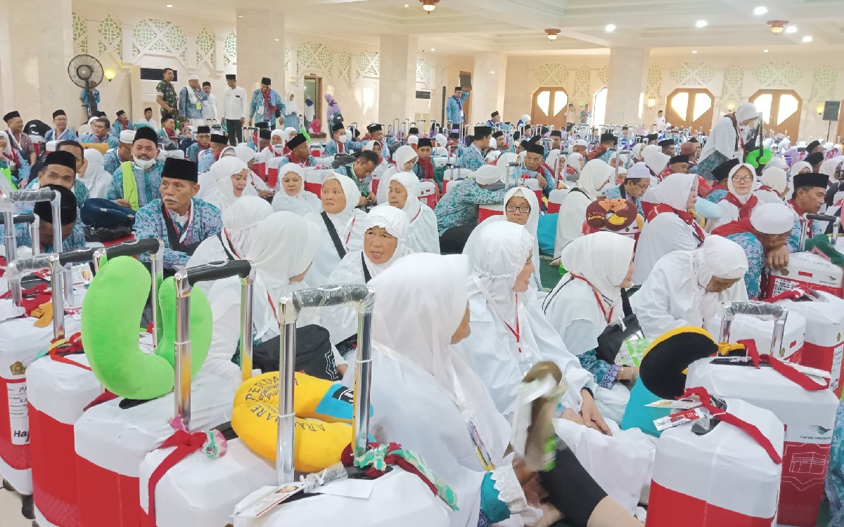 Jemaah calon haji Indonesia bersiap berangkat ke Arab Saudi. Pemerintah memastikan jadwal haji 2026 tetap berjalan mulai 22 April meski situasi geopolitik memanas.