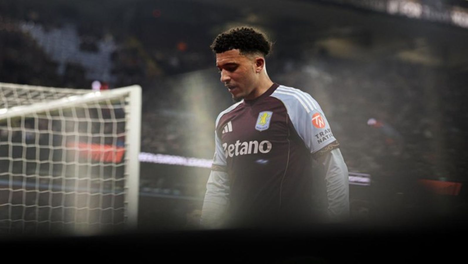 Jadon Sancho saat membela Aston Villa pada musim 20252026. Winger asal Inggris itu dirumorkan kembali ke Borussia Dortmund setelah performanya menurun.