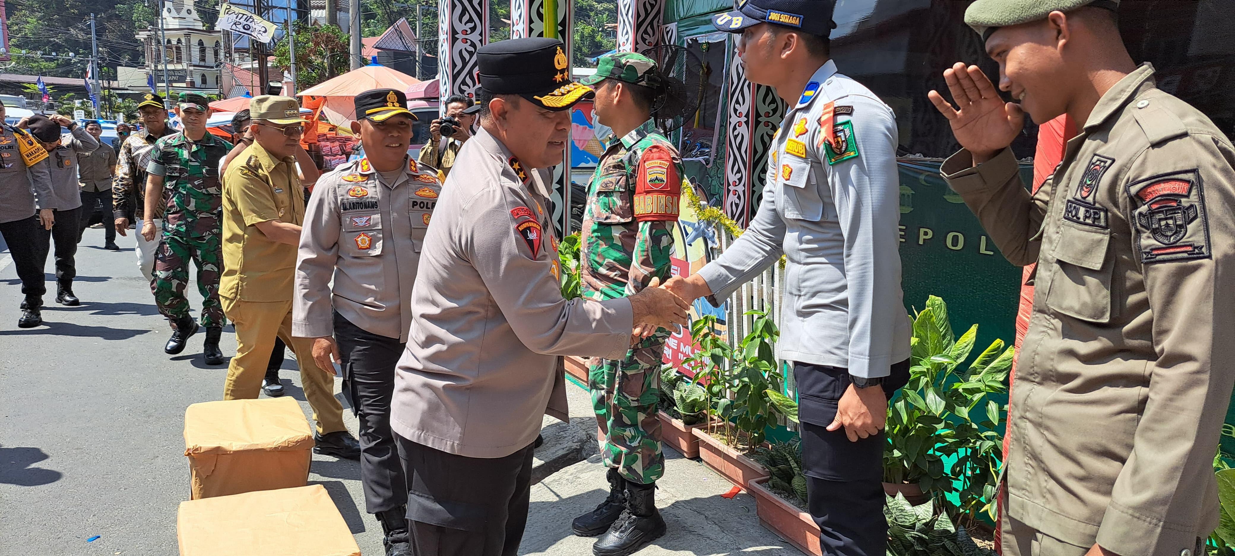Kapolda Sumut Irjen Pol Whisnu Hermawan Februanto tiba di Parapat menggunakan helikopter dalam rangka memantau kesiapan pengamanan arus balik Lebaran 2026. 