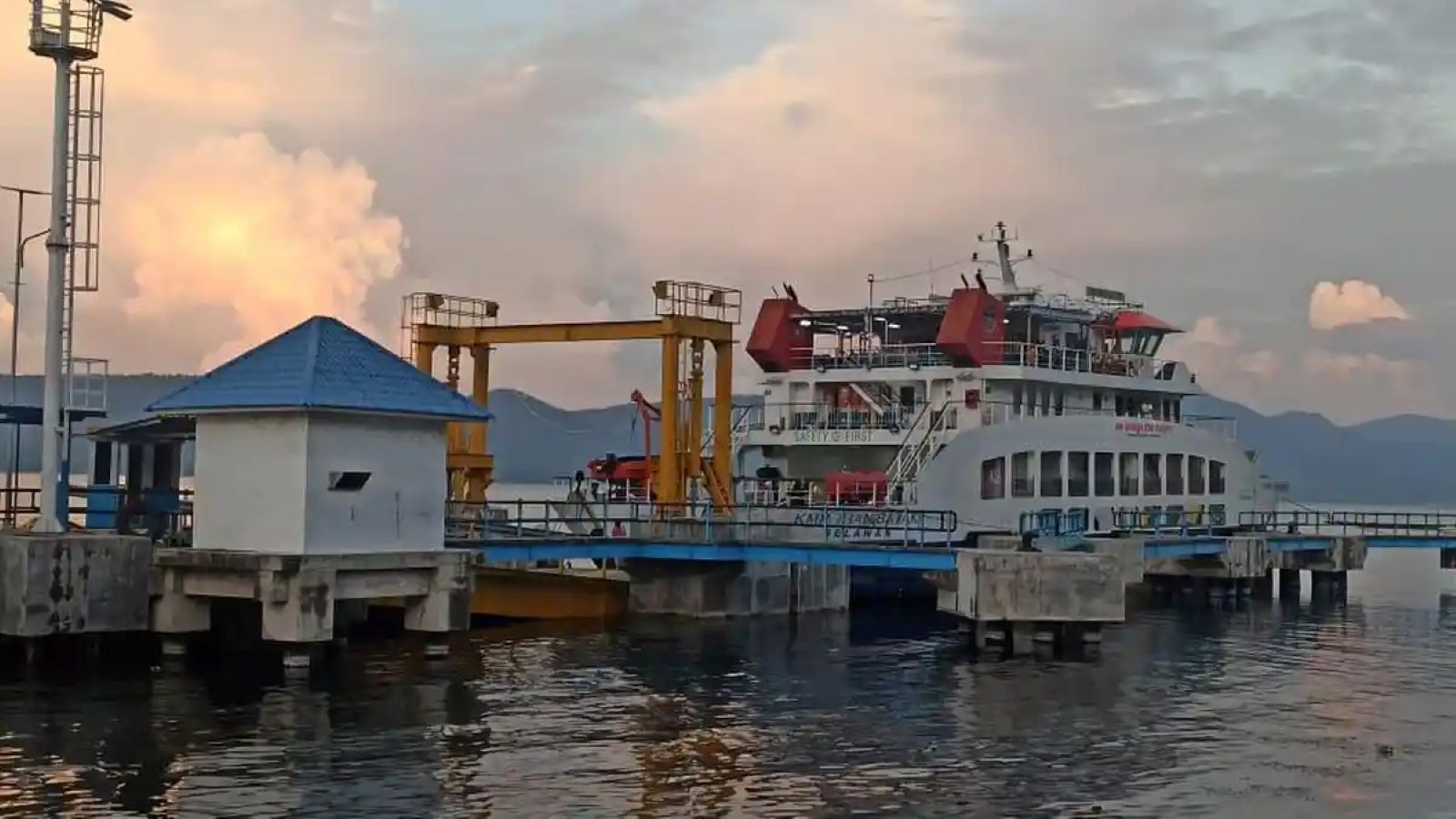 KMP Ihan Batak bersandar di Pelabuhan Ambarita saat melayani lonjakan penumpang menuju Samosir pada libur Lebaran.