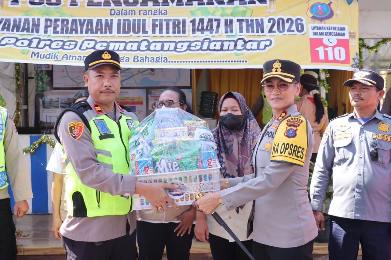 Kapolres Pematangsiantar AKBP Sah Udur Togi Marito Sitinjak saat mengecek Pos Pengamanan Operasi Ketupat Toba 2026 di wilayah Kota Pematangsiantar, Rabu (25/3/2026). 