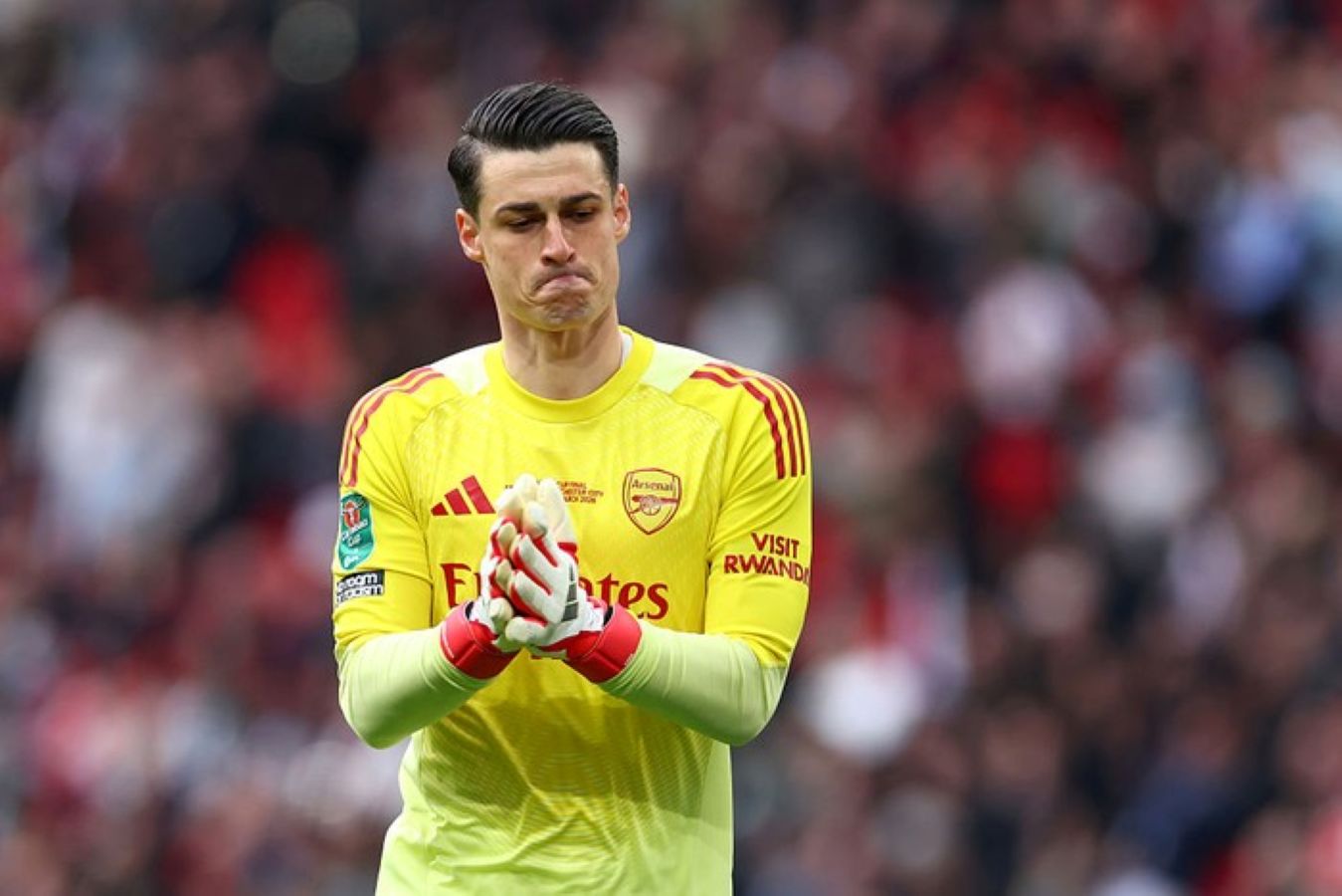 Kepa Arrizabalaga bereaksi usai kebobolan di final Carabao Cup, di tengah kritik dan pembelaan dari legenda Arsenal Jens Lehmann.